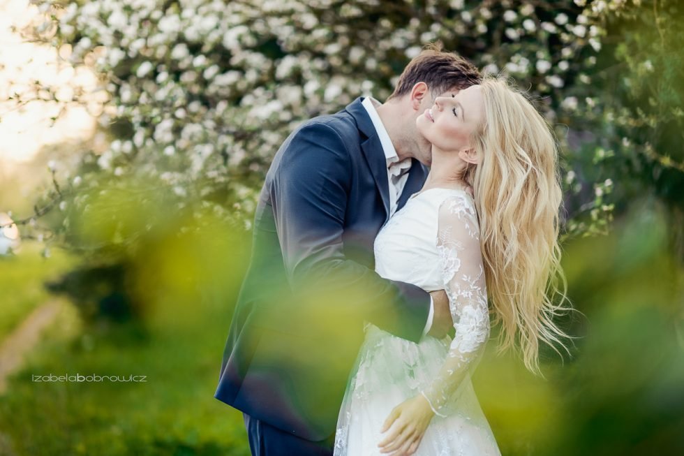 fotograf okazjonalny koszalin fotograf ślubny koszalin sesja plener ślubny koszalin plener zachodniopomorskie para młoda w lesie młoda para w sadzie