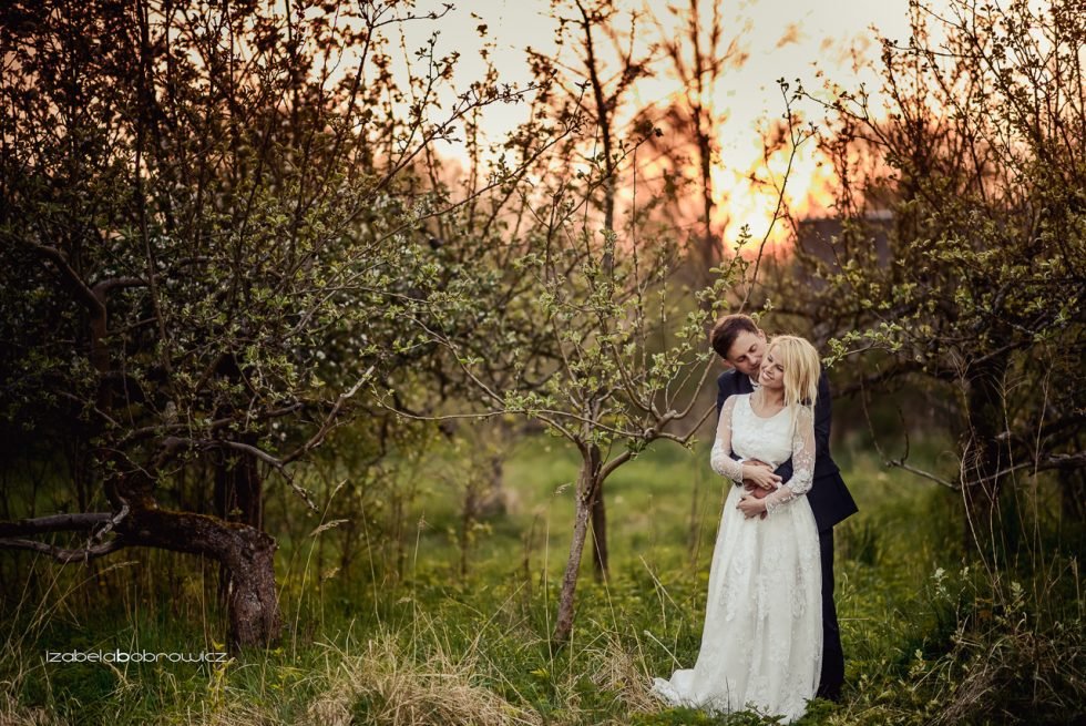 fotograf okazjonalny koszalin fotograf ślubny koszalin sesja plener ślubny koszalin plener zachodniopomorskie para młoda w lesie młoda para w sadzie