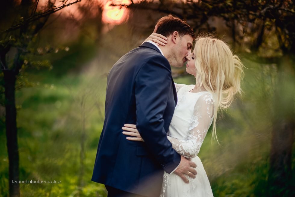 fotograf okazjonalny koszalin fotograf ślubny koszalin sesja plener ślubny koszalin plener zachodniopomorskie para młoda w lesie młoda para w sadzie