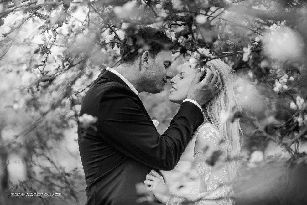fotograf okazjonalny koszalin fotograf ślubny koszalin sesja plener ślubny koszalin plener zachodniopomorskie para młoda w lesie młoda para w sadzie