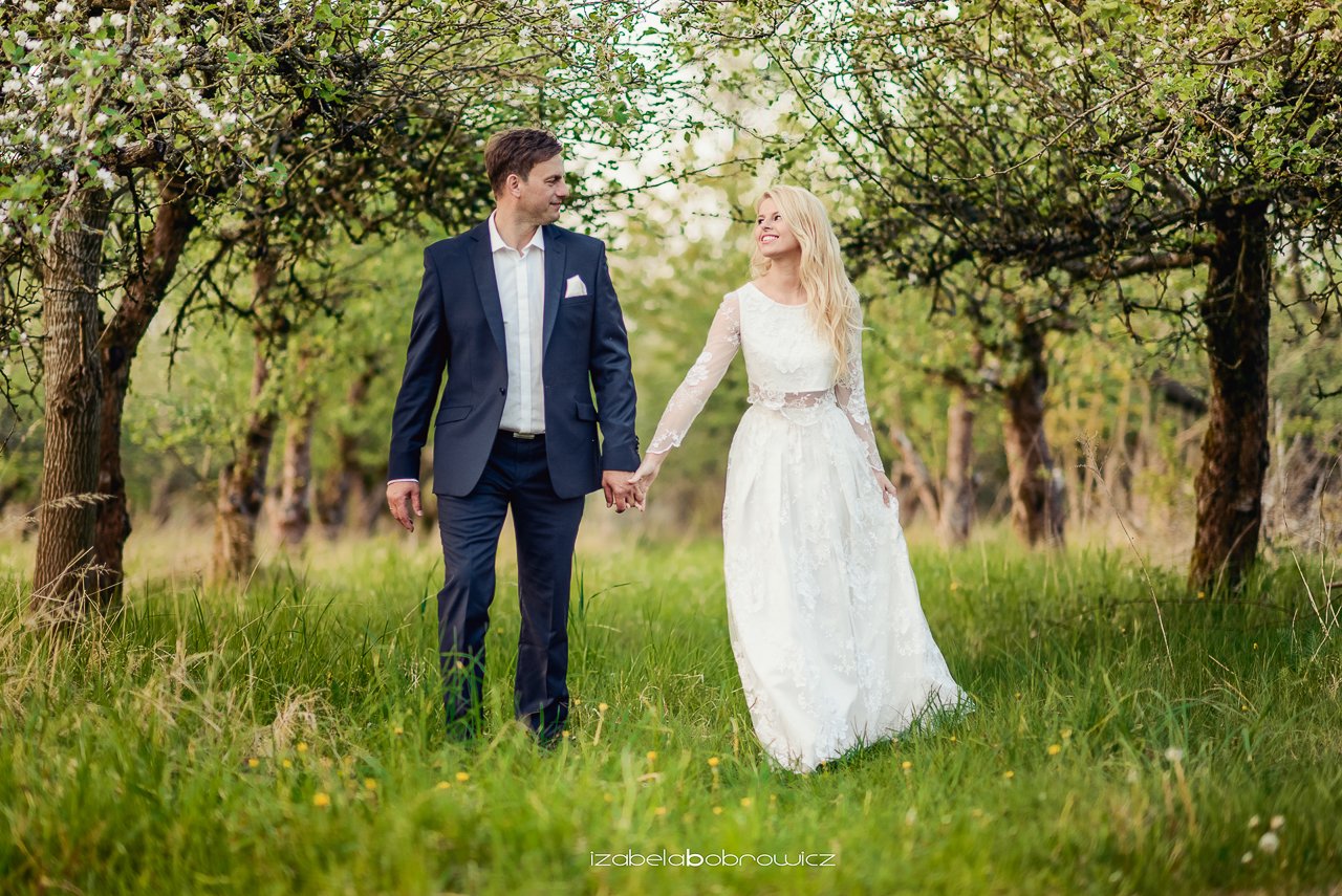 fotograf okazjonalny koszalin fotograf ślubny koszalin sesja plener ślubny koszalin plener zachodniopomorskie para młoda w lesie młoda para w sadzie